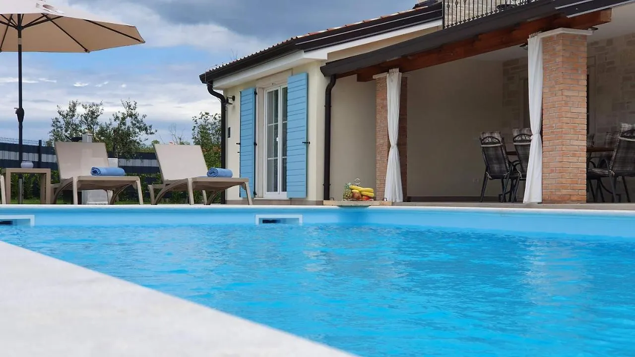 Rusti Villa La Graziosa With Outdoor Pool In Buje Kaštel