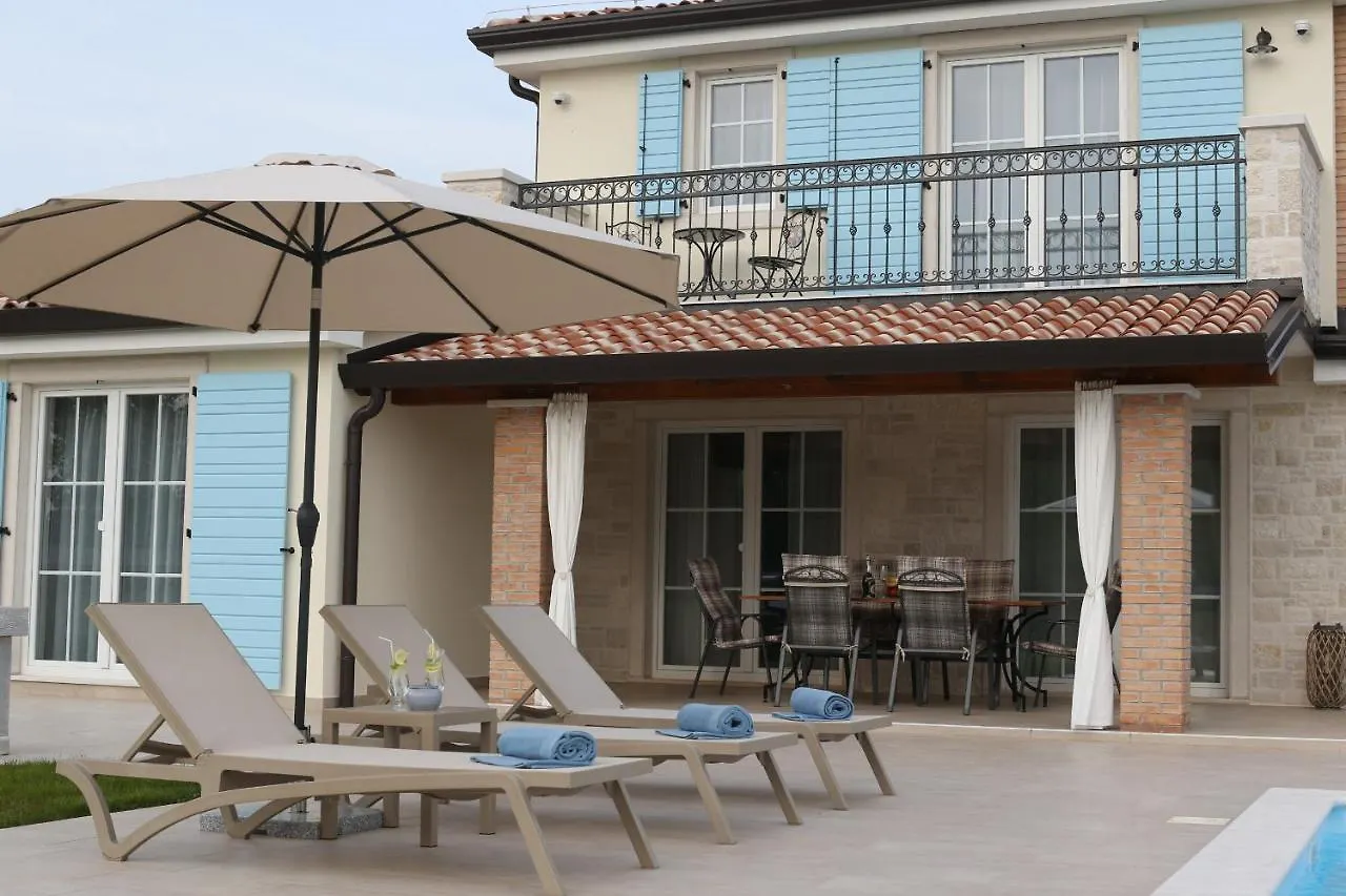 Rusti Villa La Graziosa With Outdoor Pool In Buje Kaštel